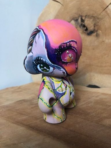 Right side view of Alien painted Munny vinyl figure